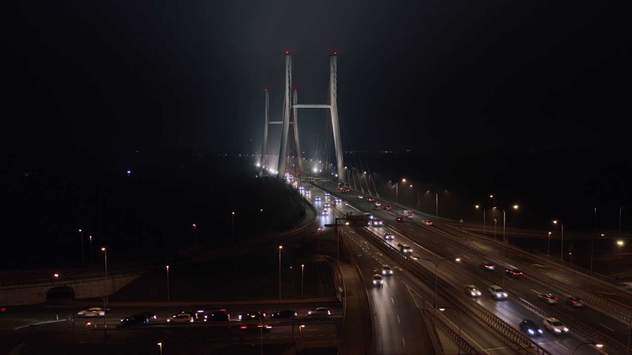 夜间城市架空交通桥路，汽车行驶悬吊电缆桥架视频素材