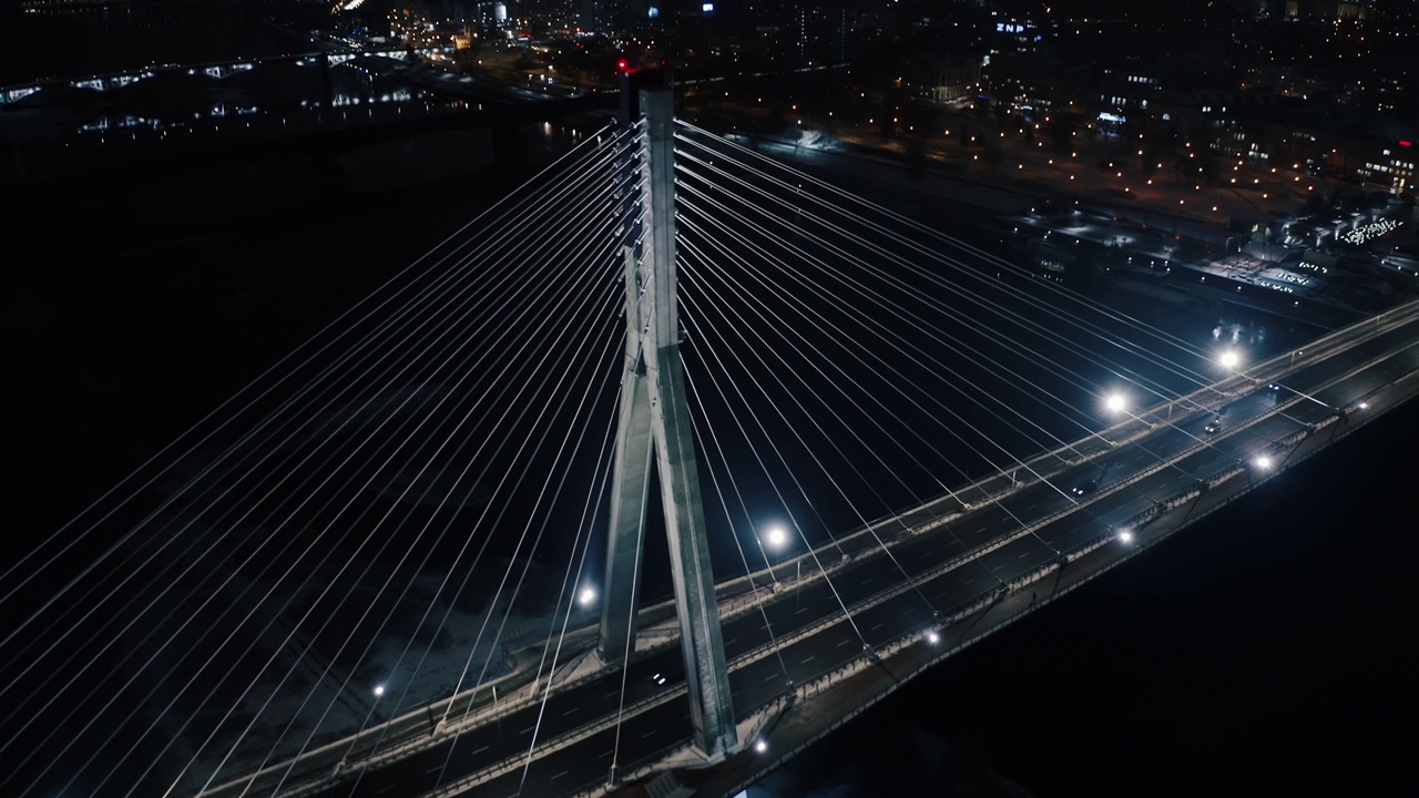 空中华沙城市景观。吊桥，摩天大楼，市中心夜晚的城市天际线视频素材