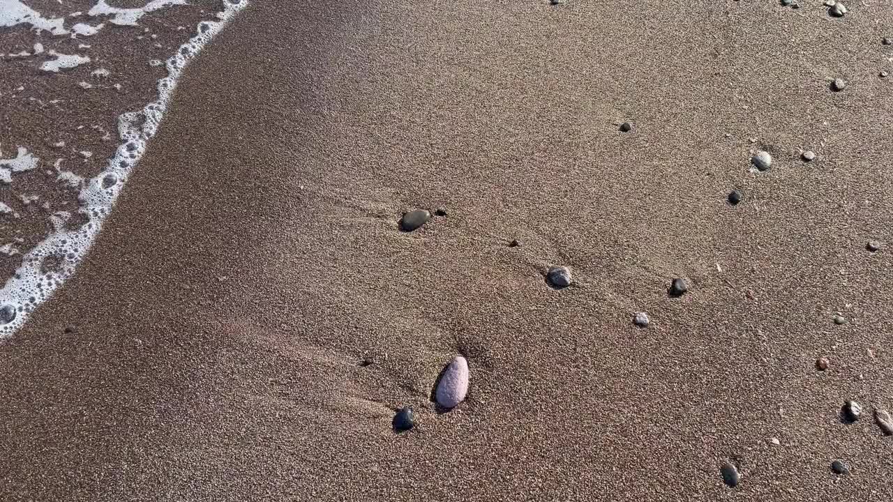 夏天平静海面上的波浪视频素材