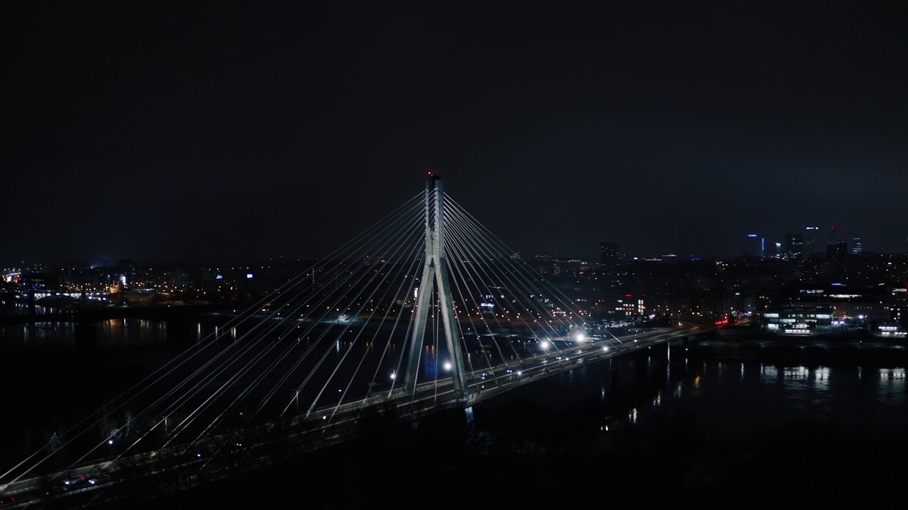 空中华沙城市景观。吊桥，摩天大楼，市中心夜晚的城市天际线视频素材