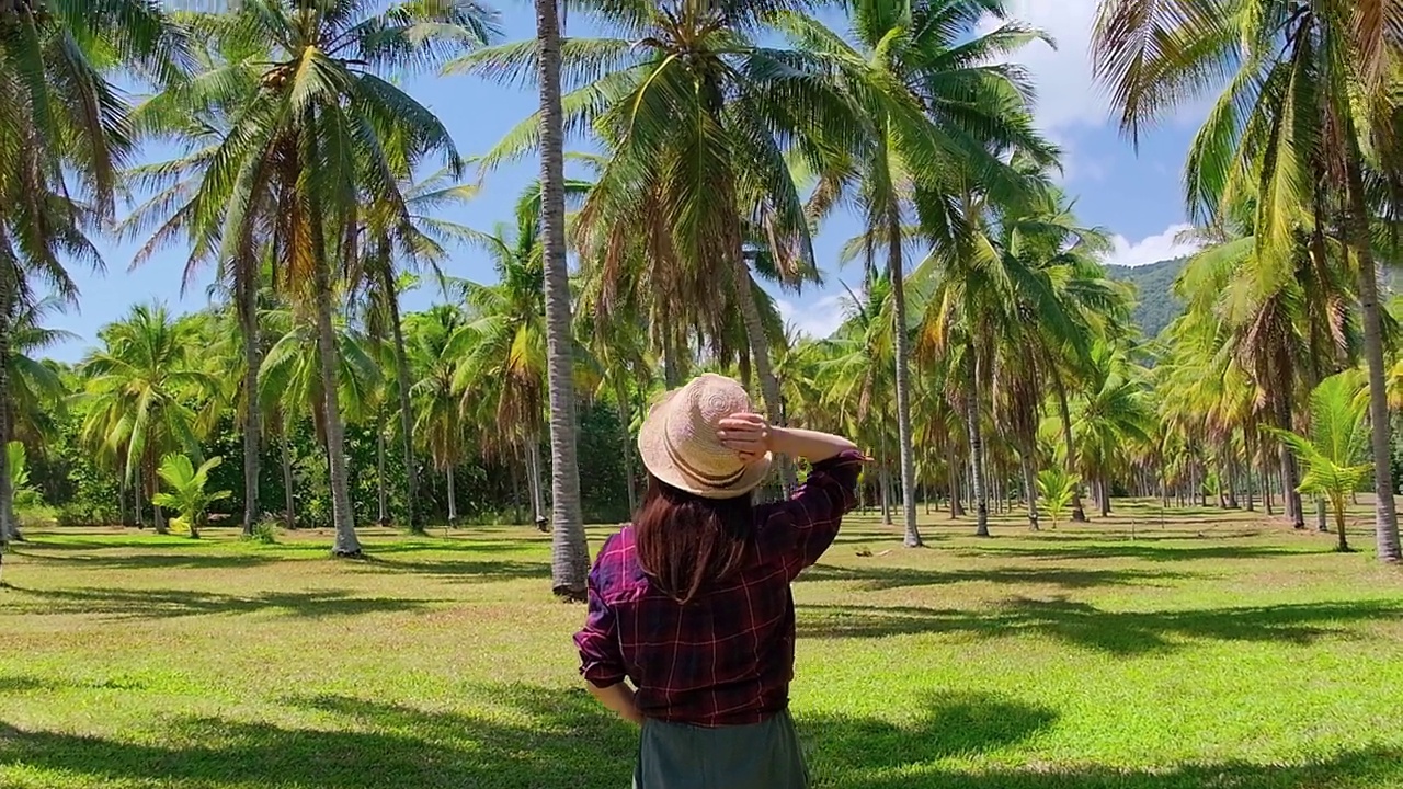 一位女士站在澳大利亚昆士兰美丽的塔拉海滩自然保护区的镜头视频下载