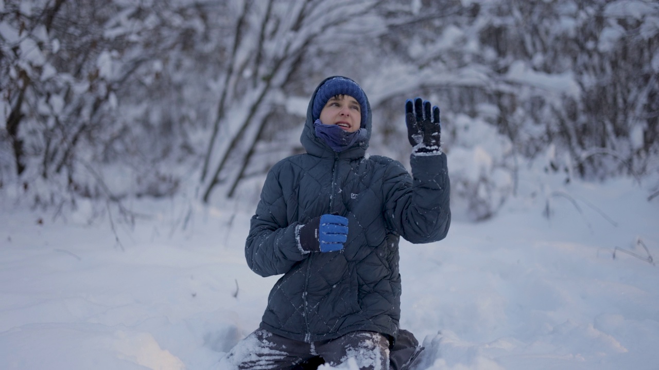 三个孩子在一个阳光明媚的冬日打雪仗。视频素材