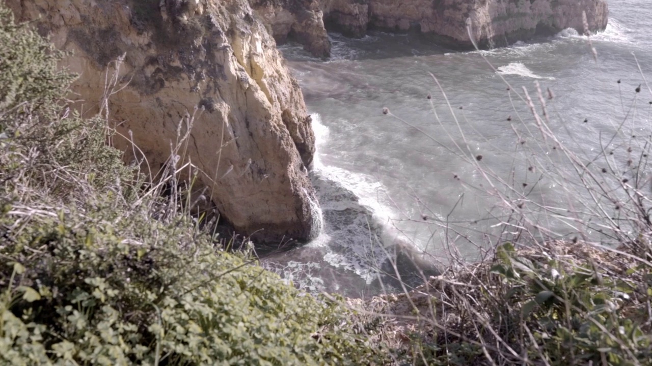 若昂德阿伦斯海岸的一个小海湾和一座长满植被的小山视频素材