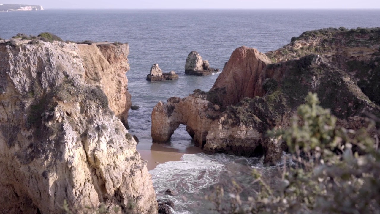 在葡萄牙Portimao的joao de arens海岸，从一个岩石拱门上看到的景象视频素材