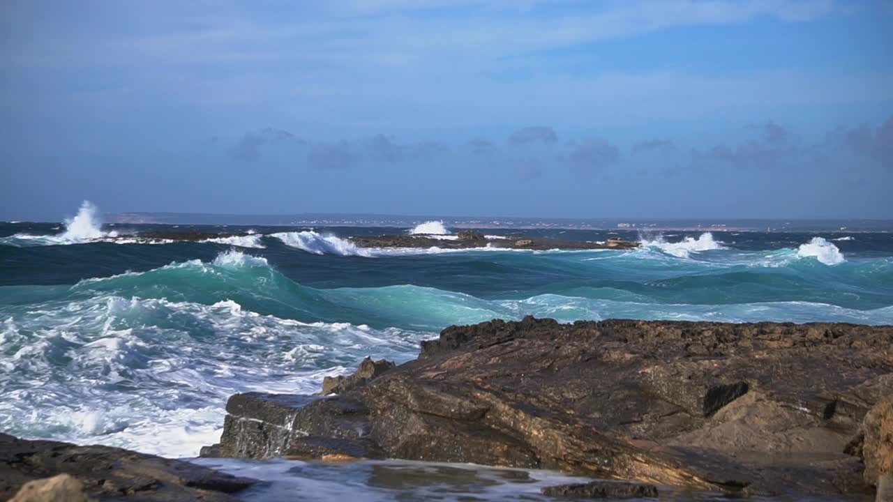 暴风雨过后的晴天，海浪拍打着海岸线视频下载