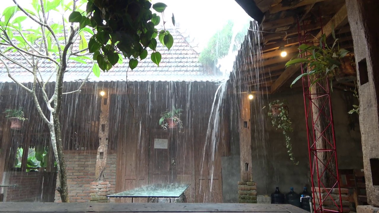 大雨落在屋顶上的经典风格的房子，雨季视频下载