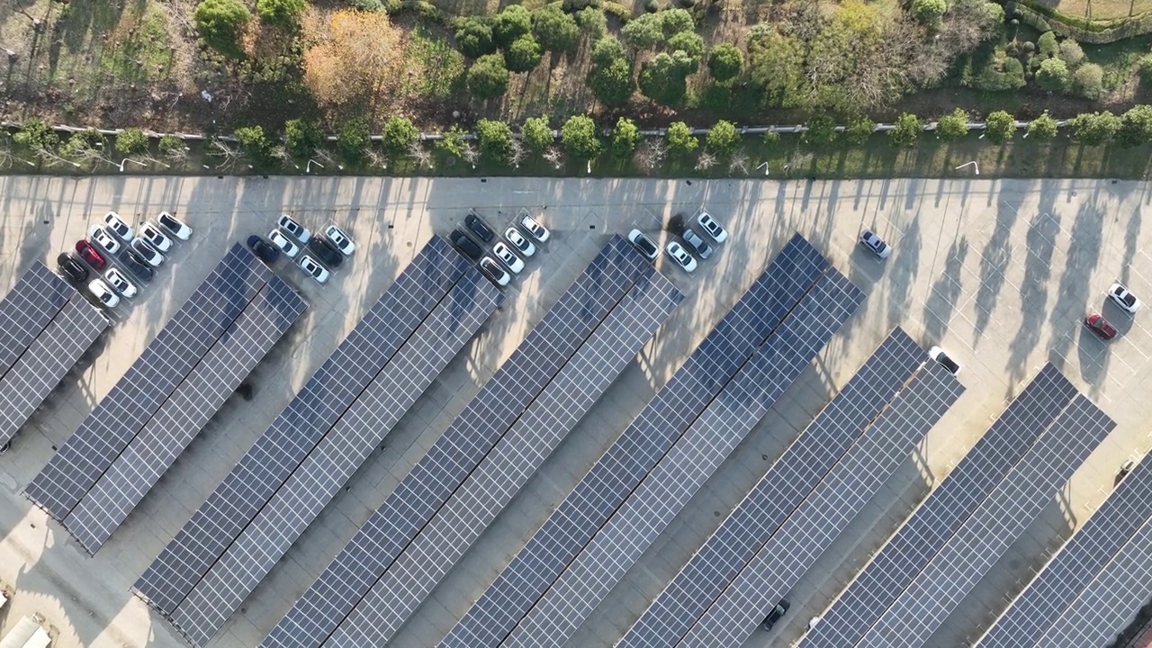 太阳能停车场鸟瞰图视频素材