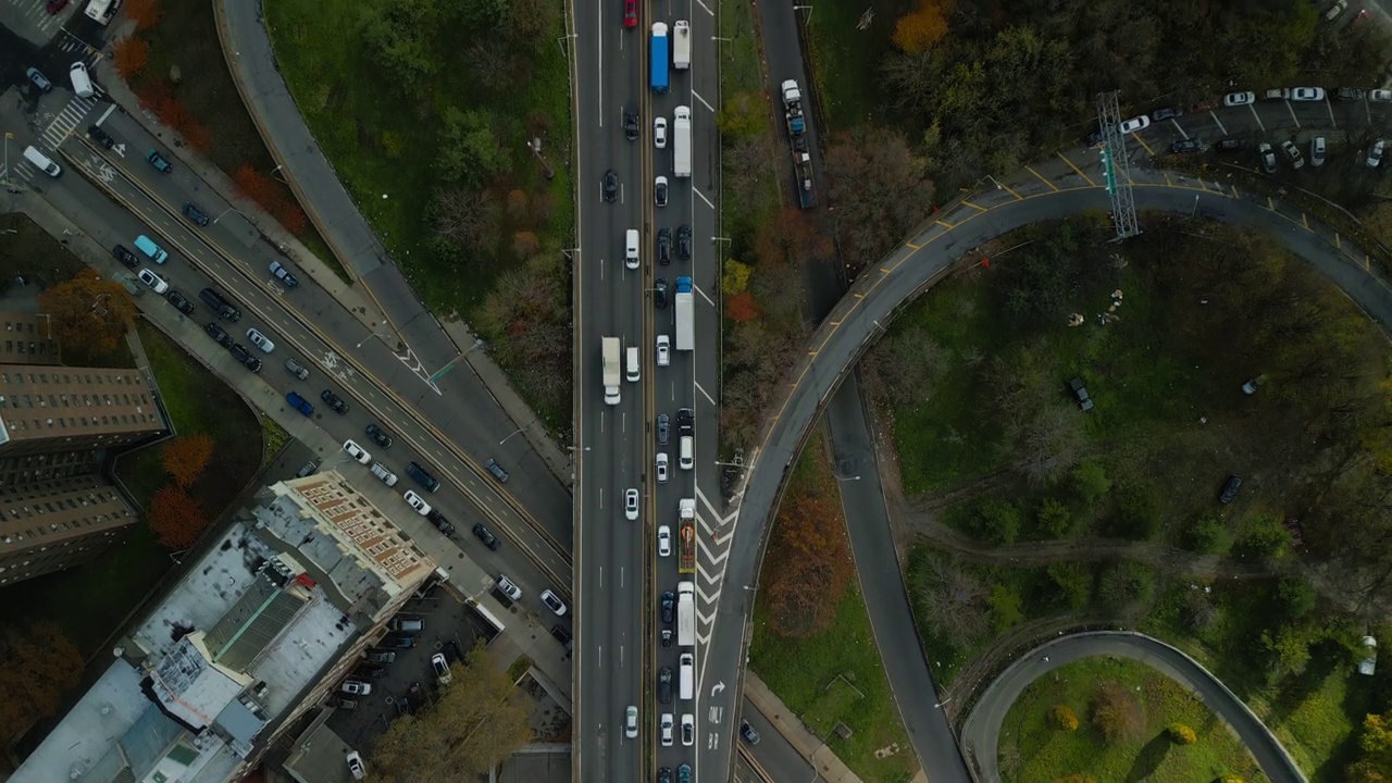 在城市多车道高速公路上，缓慢移动的汽车在单向交通堵塞的自上而下平移镜头。美国纽约市视频素材