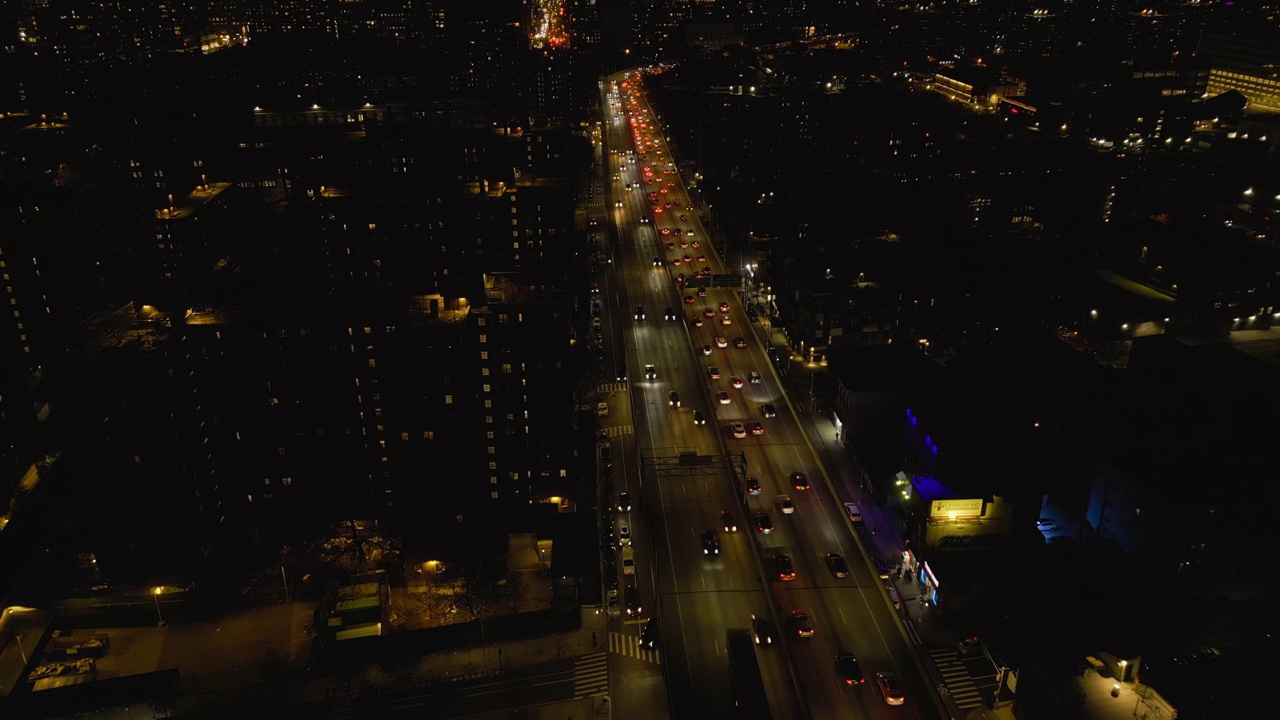 航拍大都市多车道道路上的拥挤交通。来往的汽车络绎不绝。美国纽约市视频素材