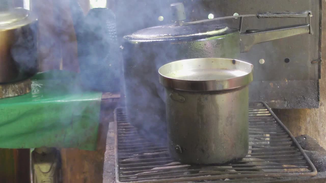 在质朴的木炉子上做饭。农场的自制食物视频下载