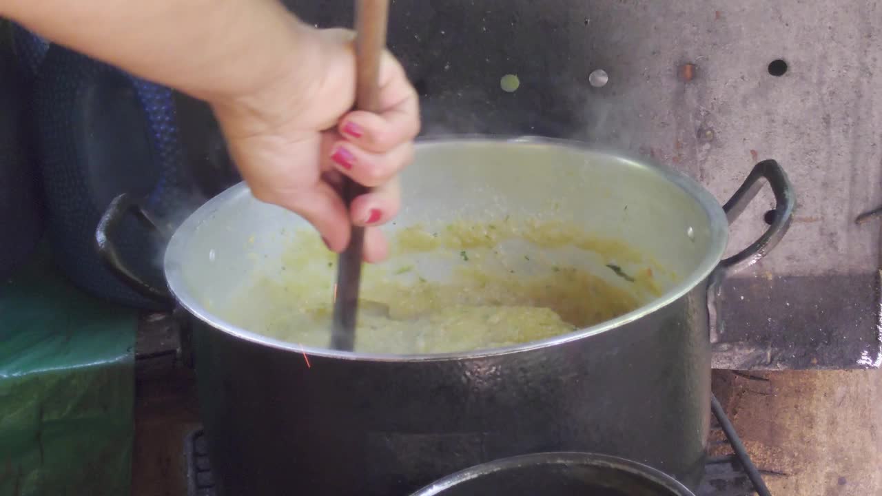 在质朴的木炉子上做饭。农场的自制食物视频下载