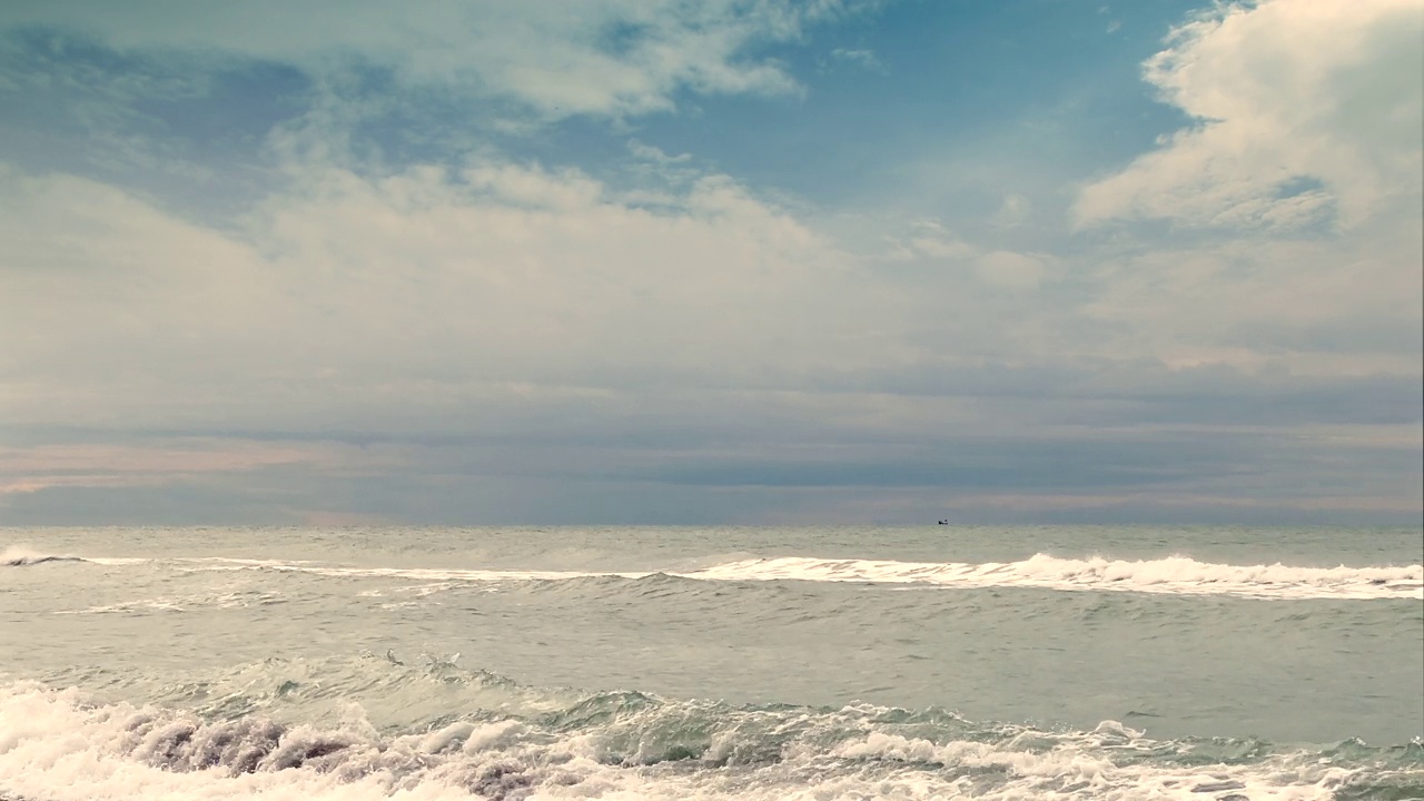 多风的海景和海浪视频素材