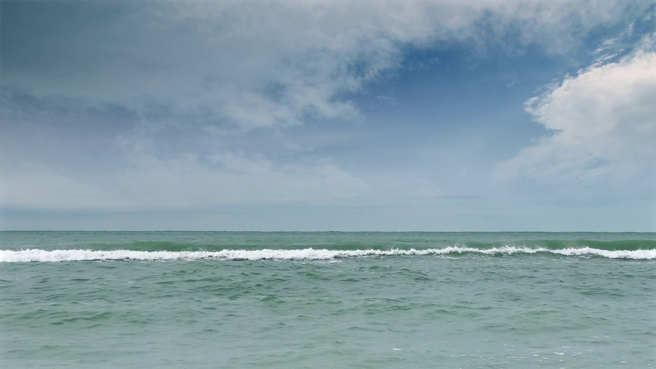 多风的海景和海浪视频素材