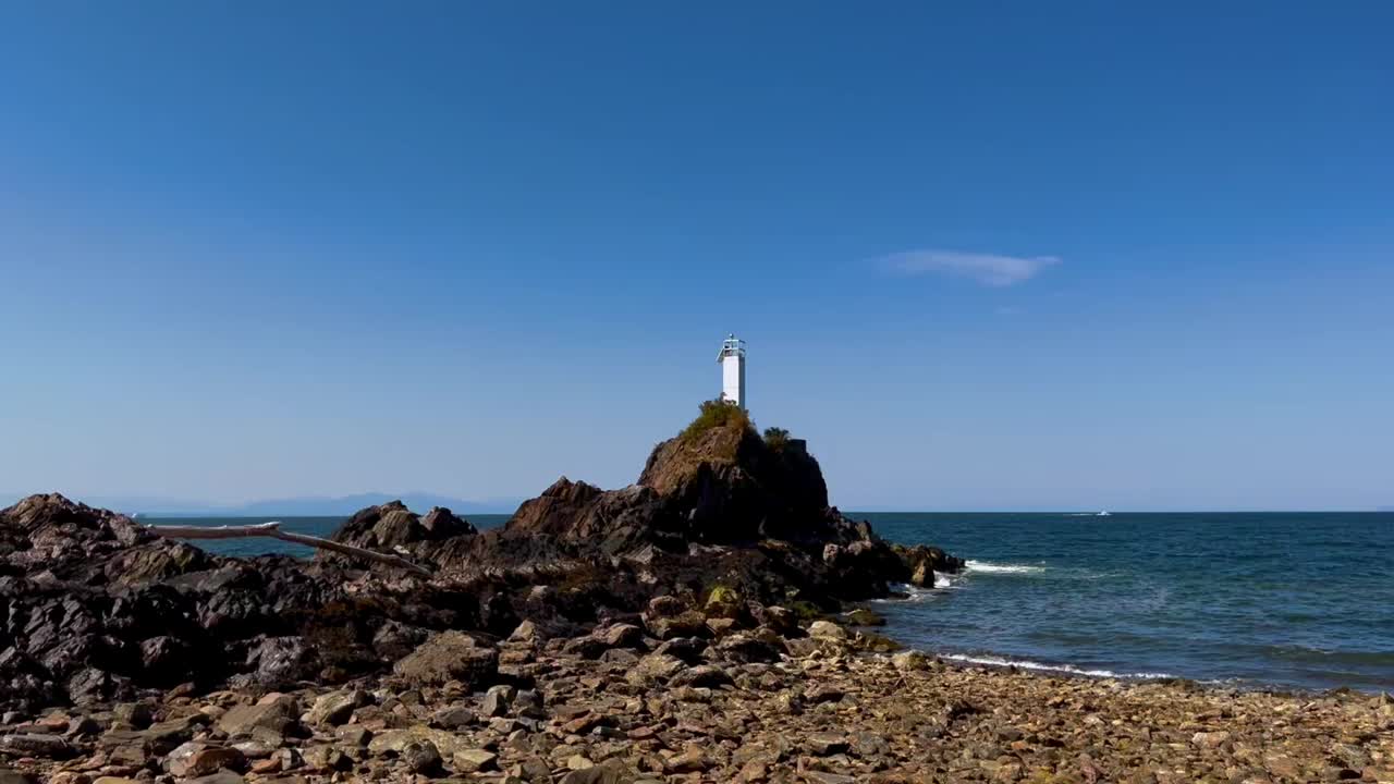 岩石嶙峋的海岸线，海边有涨潮，地平线上有蓝天视频素材