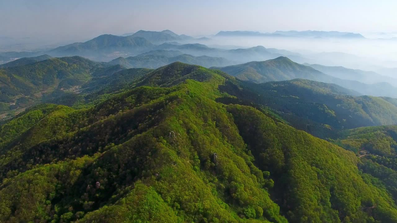 壮丽的山脉远景雾和云海/韩国视频素材