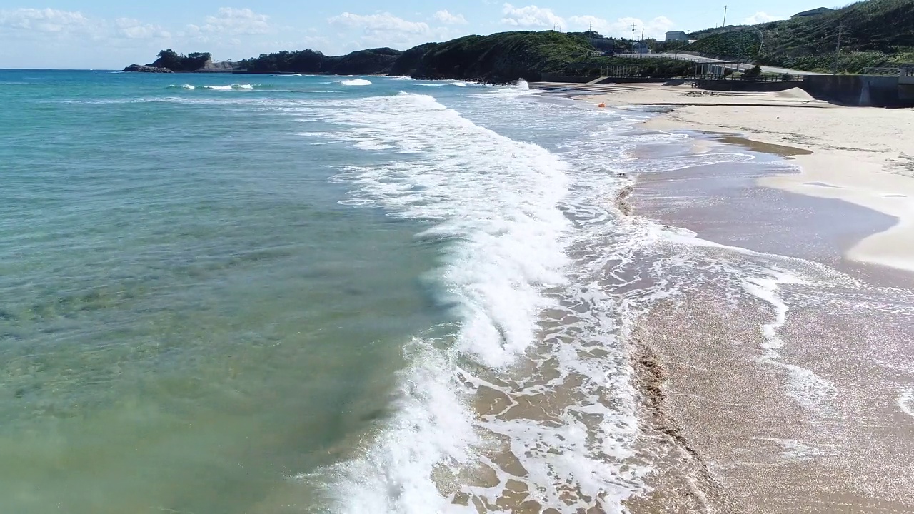 日本Kuyoshihama海滩的波浪形透明海视频素材