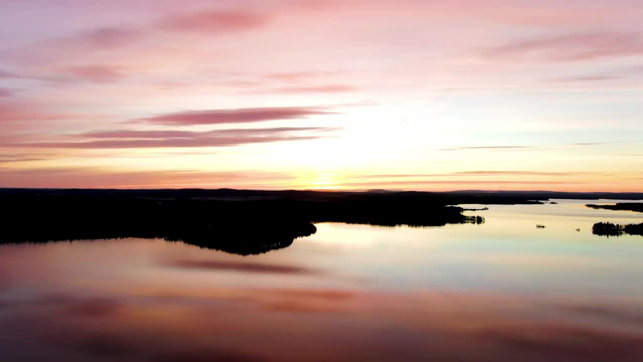 靠近树木、森林和河流的日出自然风景/芬兰视频素材