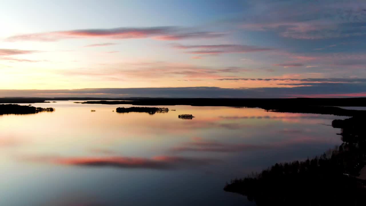 在树、村庄、河流和森林附近的日落自然风景/芬兰视频素材