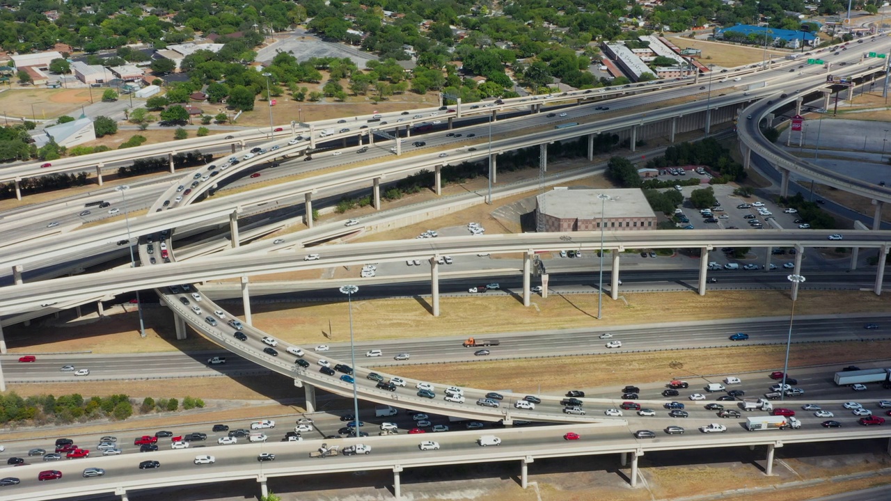 城市景观中的高速公路立交鸟瞰图视频素材