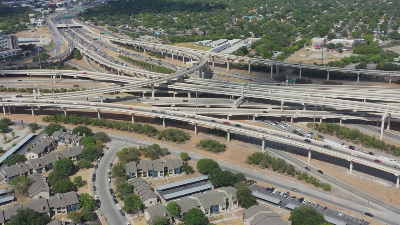 城市景观中的高速公路立交鸟瞰图视频素材