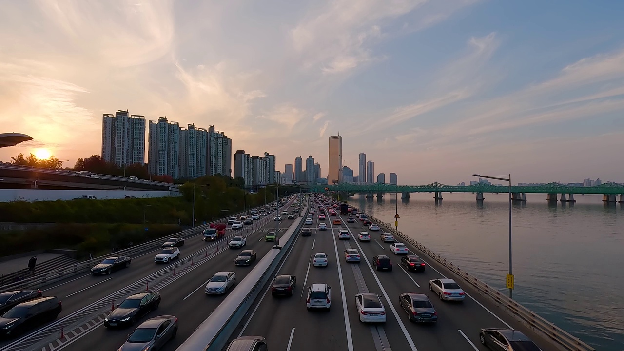 首尔市交通高峰期，高速公路上行驶的汽车视频素材