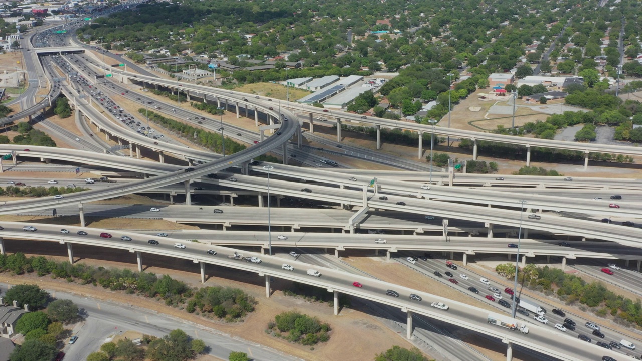 城市景观中的高速公路立交鸟瞰图视频素材