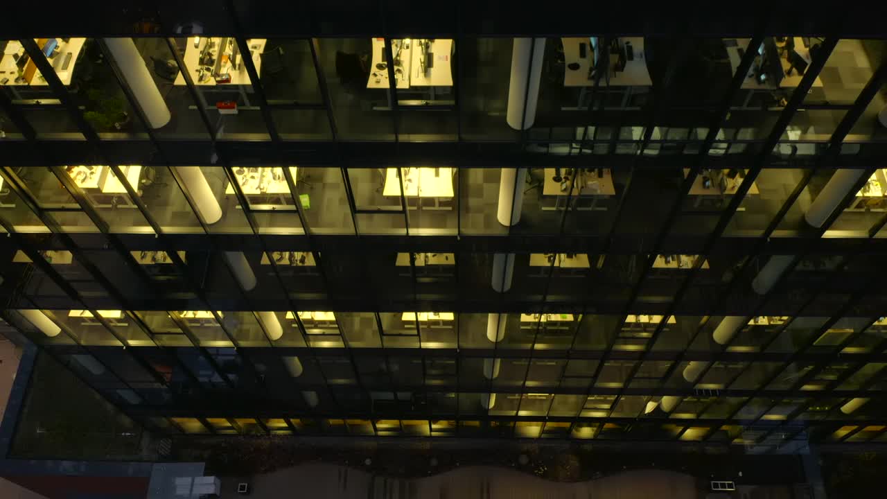 夜间摩天大楼窗户的鸟瞰图。视频素材