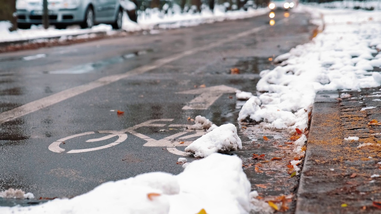 画在冬天雪覆盖的柏油路上的逆向自行车道标志视频素材