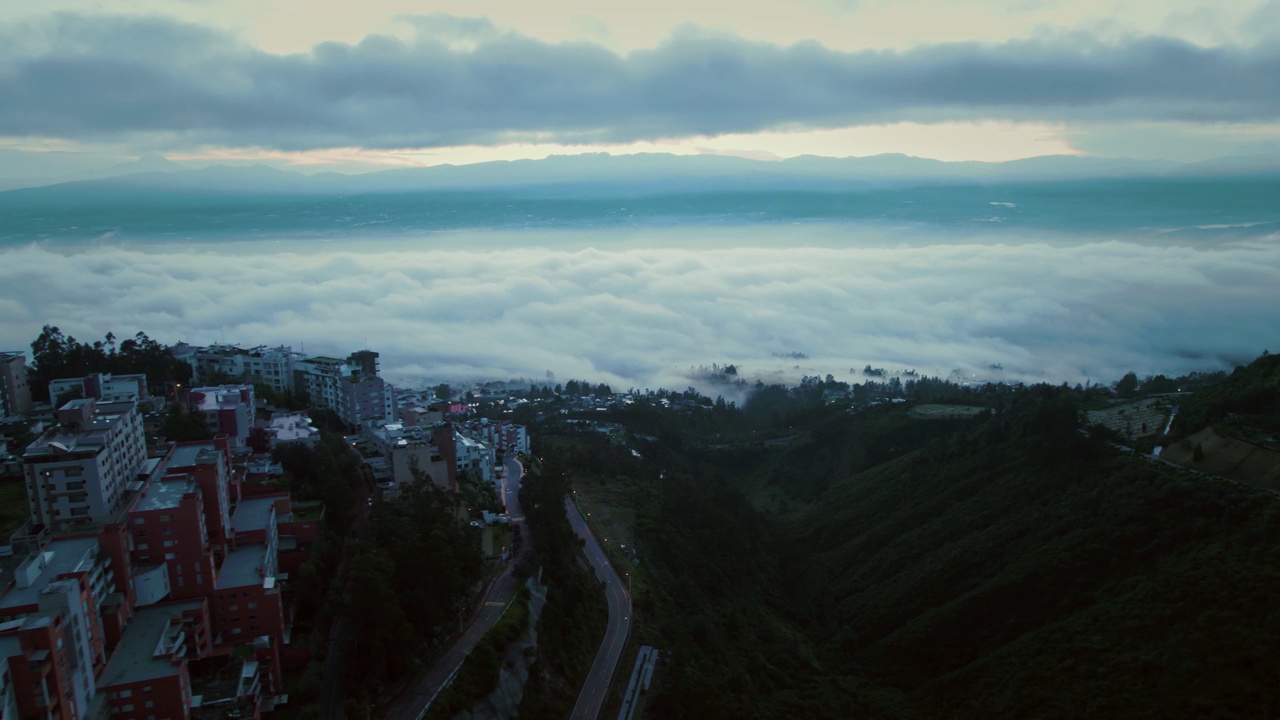 无人机拍摄的基多城市景观与巨大的云日落在厄瓜多尔视频素材