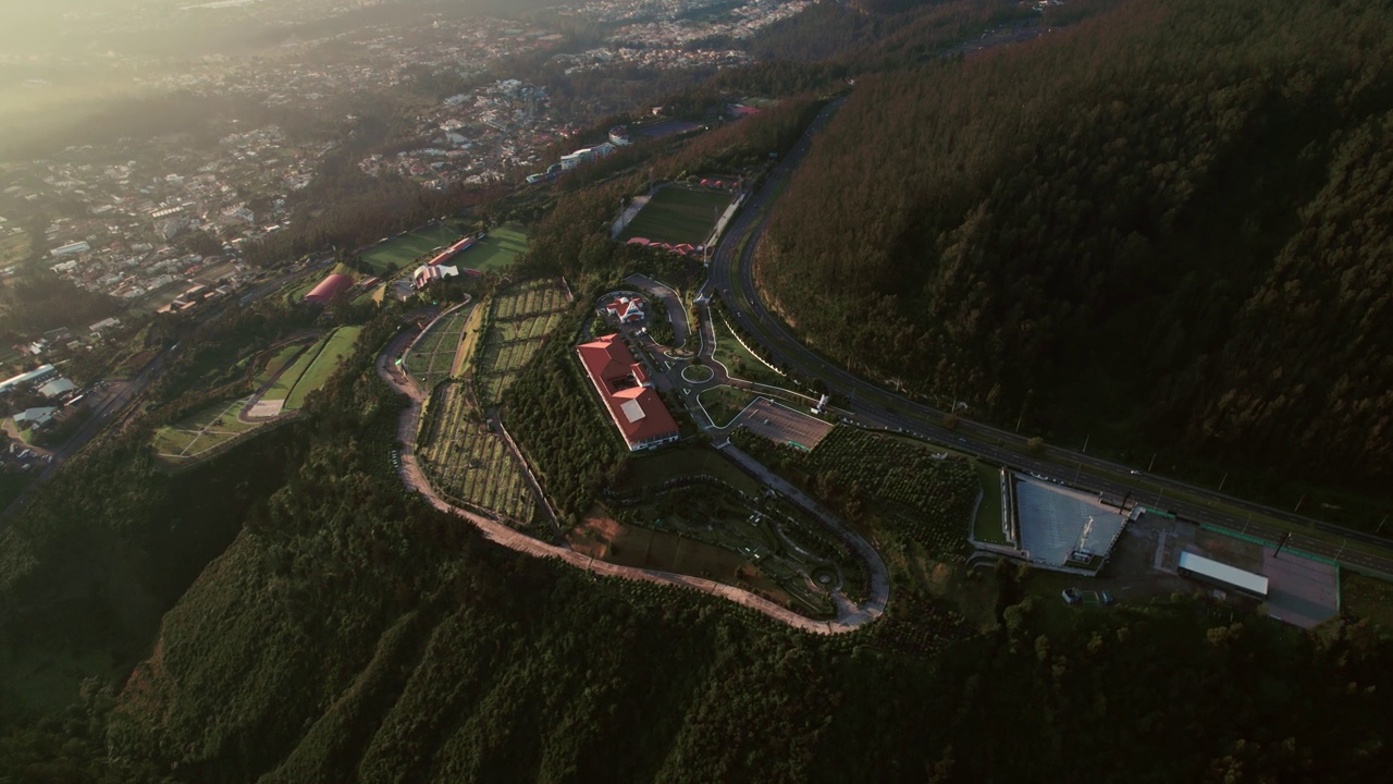 无人机拍摄的山路和厄瓜多尔基多的城市景观视频素材