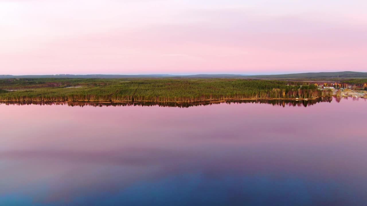 靠近树木、河流和森林的自然风景/芬兰视频素材