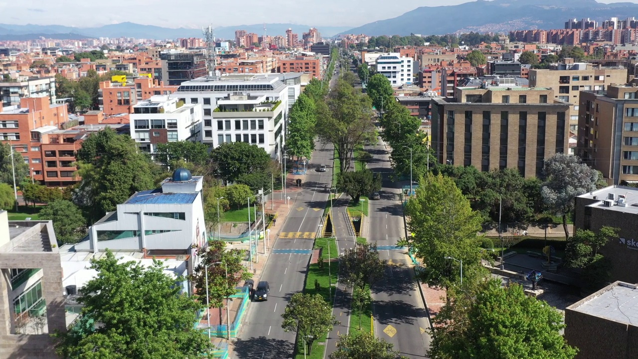 Avenue in a residential neighborhood and small business in the city of Bogotá. Colombia.视频下载