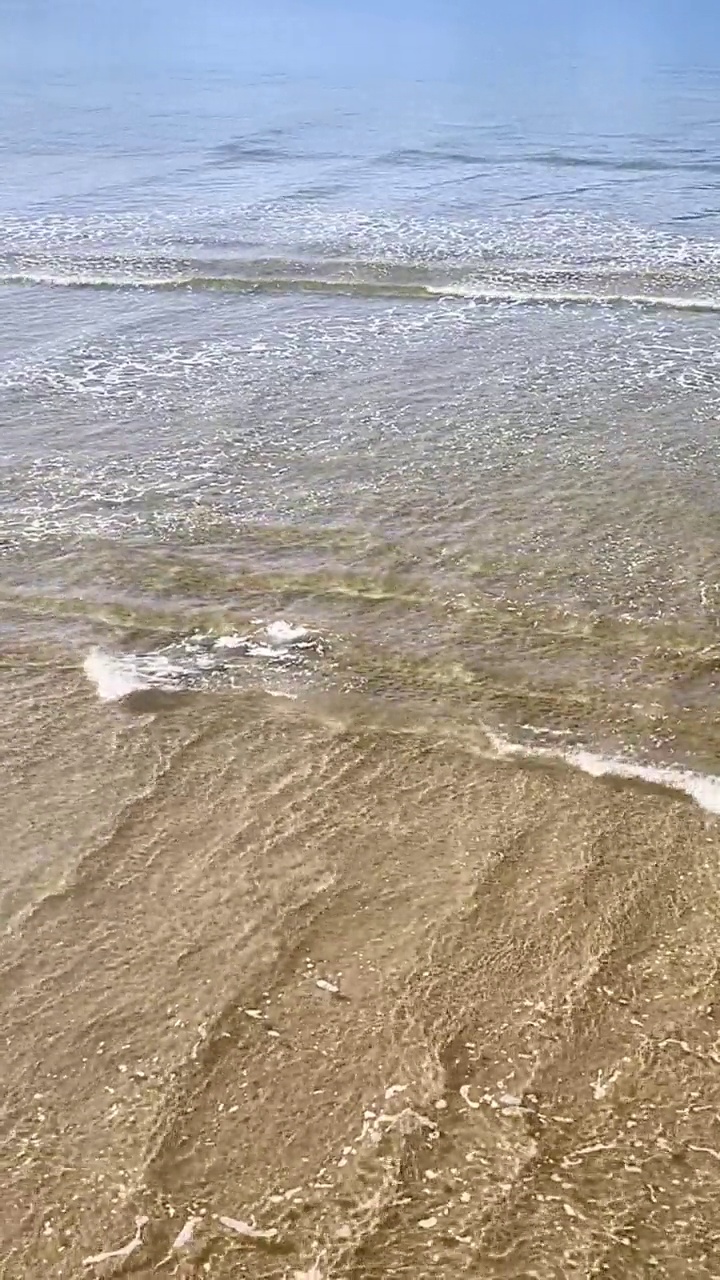 透明的浅海。小浪逼近海岸。视频下载