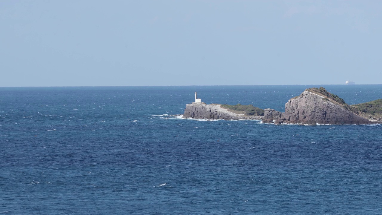 海浪冲下日本伊奇岛的海岸悬崖视频素材