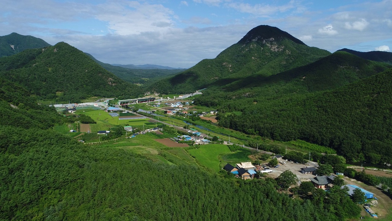 村庄和山景/韩国庆尚北道军威郡视频素材