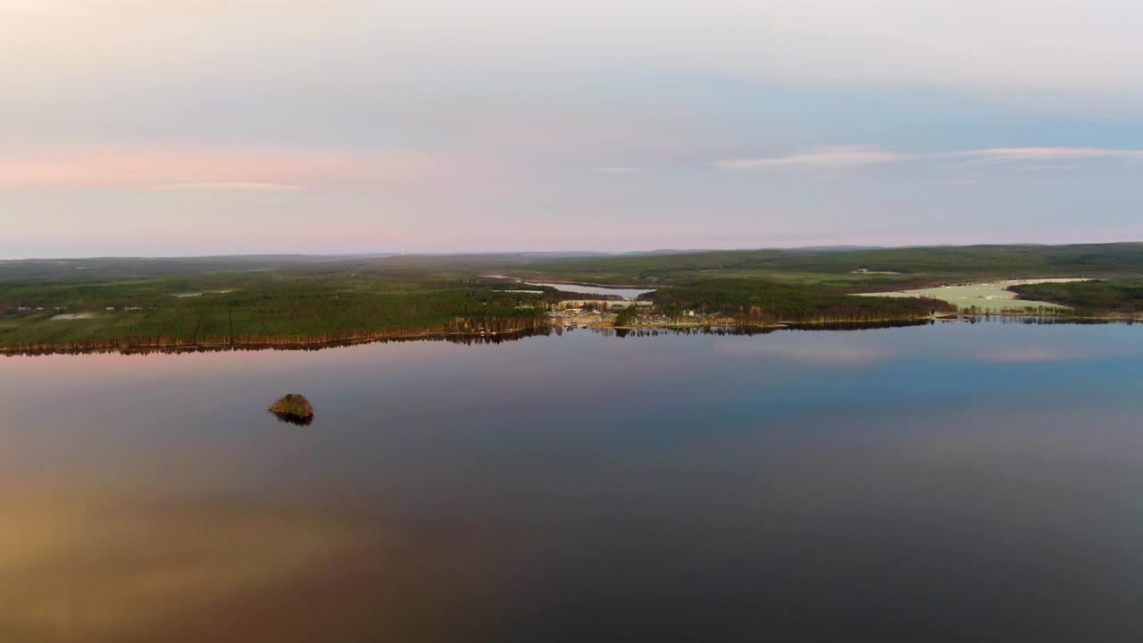 靠近树木、河流、村庄和森林的日出自然风景/芬兰视频素材