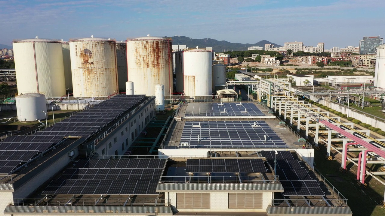 油罐和太阳能电池板视频素材