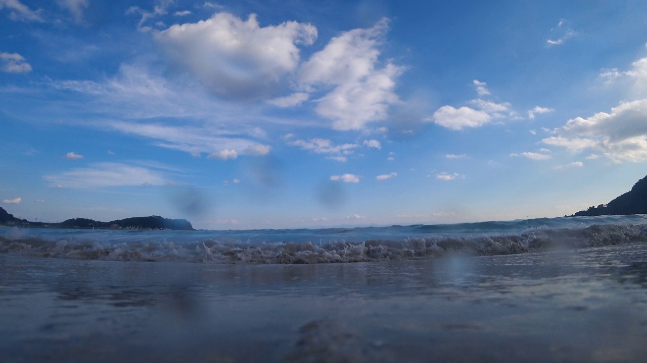 日本久滨海滩的汹涌巨浪视频素材