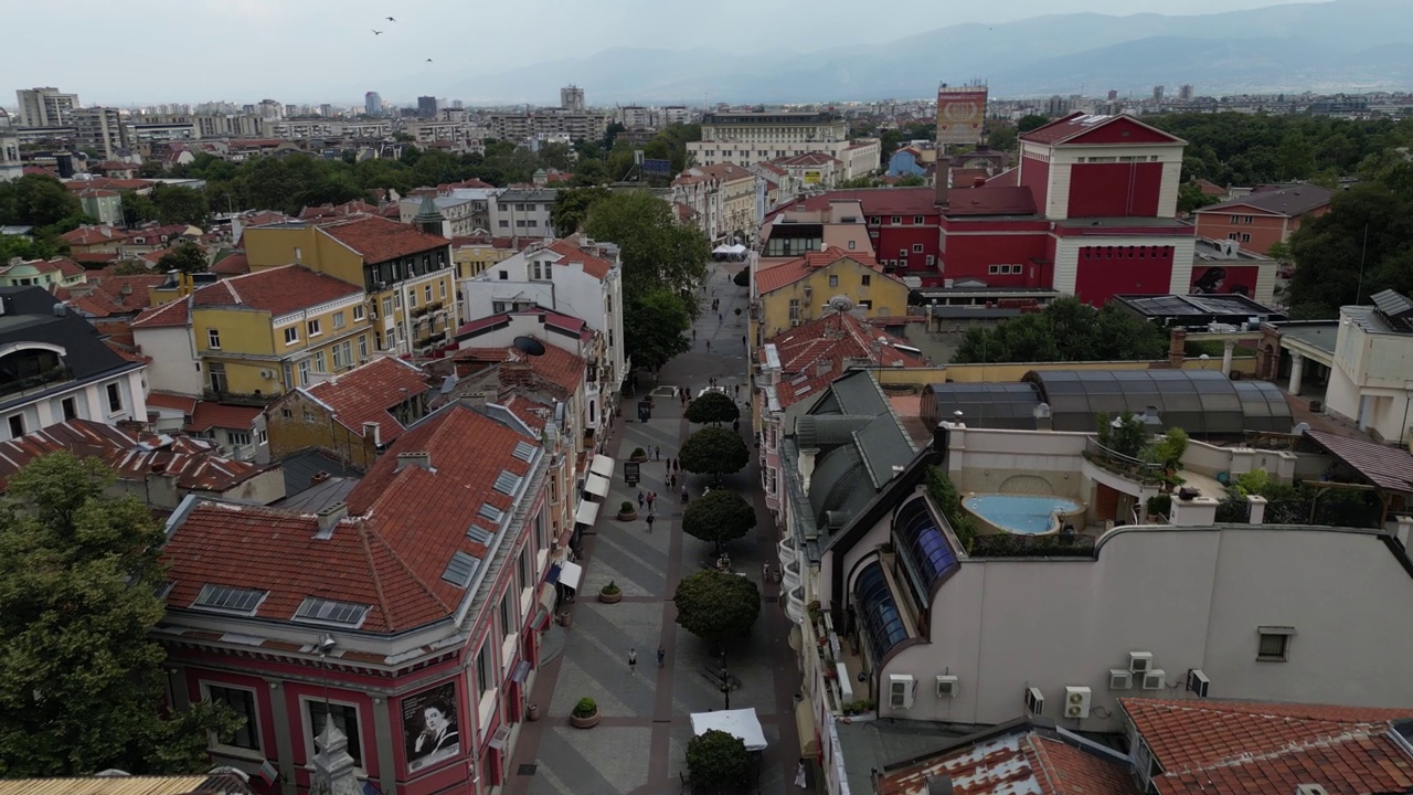 无人机揭示拍摄飞越保加利亚普罗夫迪夫市地区的市中心-股票视频视频下载