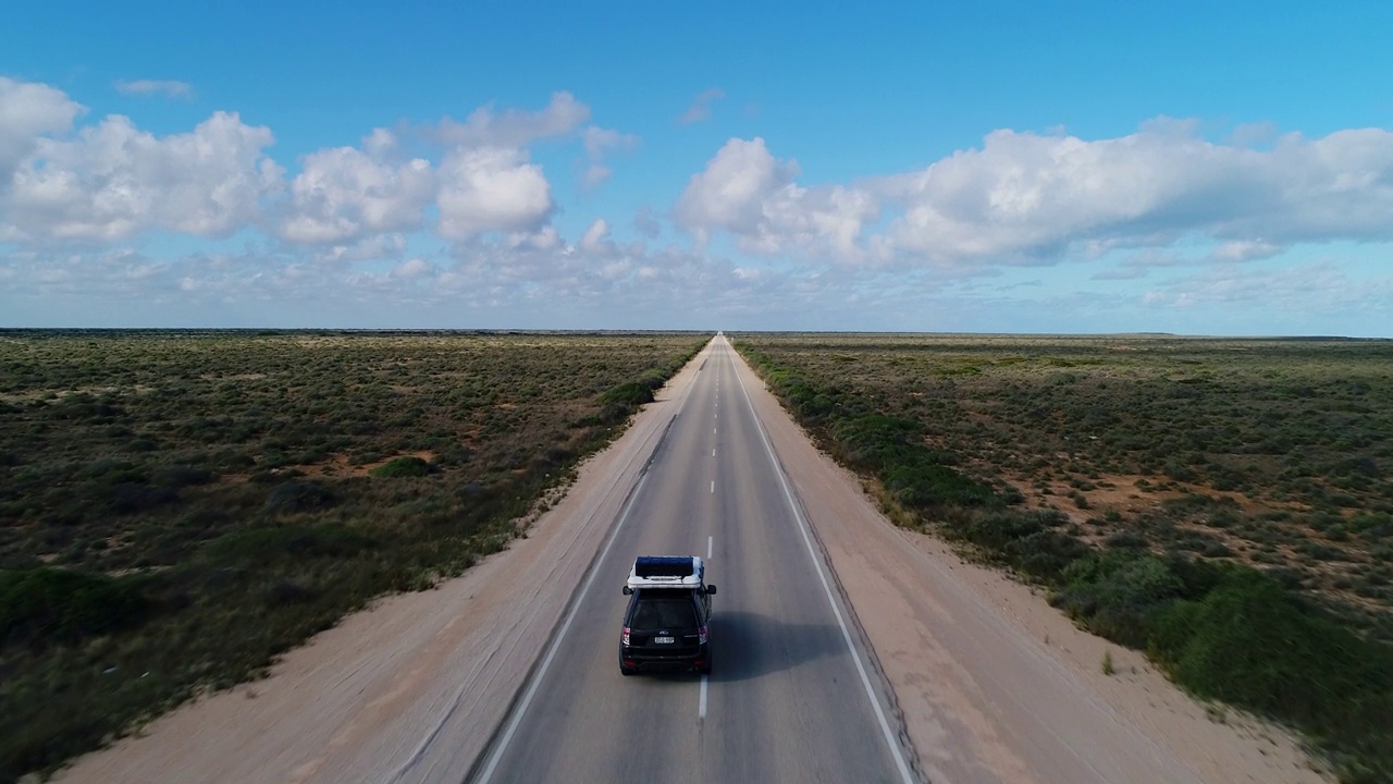 旅行公路旅行的场景，汽车驾驶直路在冒险穿越澳大利亚视频素材