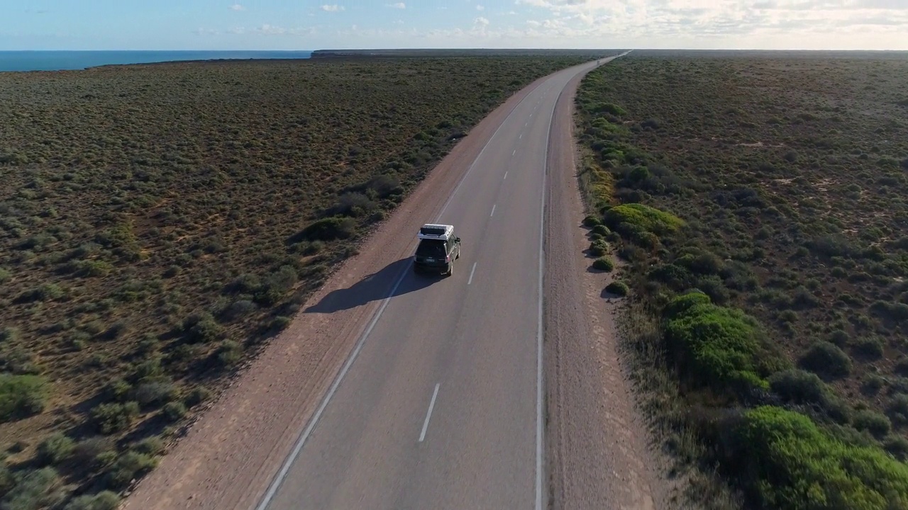 旅行公路旅行的场景，汽车驾驶直路在冒险穿越澳大利亚视频素材