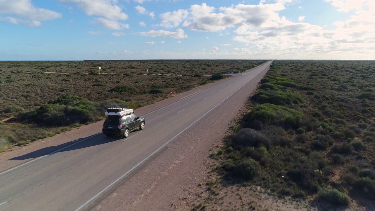 旅行公路旅行的场景，汽车驾驶直路在冒险穿越澳大利亚视频素材