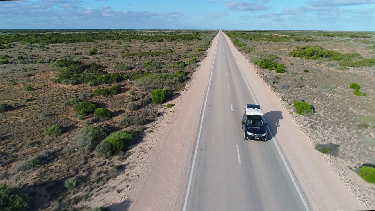 旅行公路旅行的场景，汽车驾驶直路在冒险穿越澳大利亚视频素材