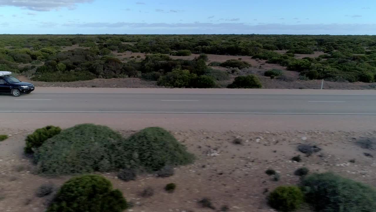 旅行公路旅行的场景，汽车驾驶过去的半卡车在冒险穿越澳大利亚视频素材