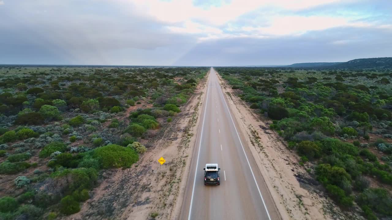 旅行公路旅行的场景，汽车驾驶直路在日落冒险穿越澳大利亚视频素材