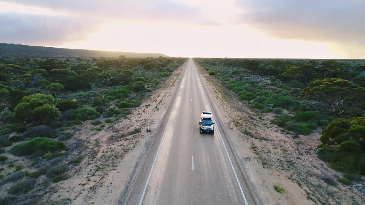 旅行公路旅行的场景，汽车驾驶直路在日落冒险穿越澳大利亚视频素材