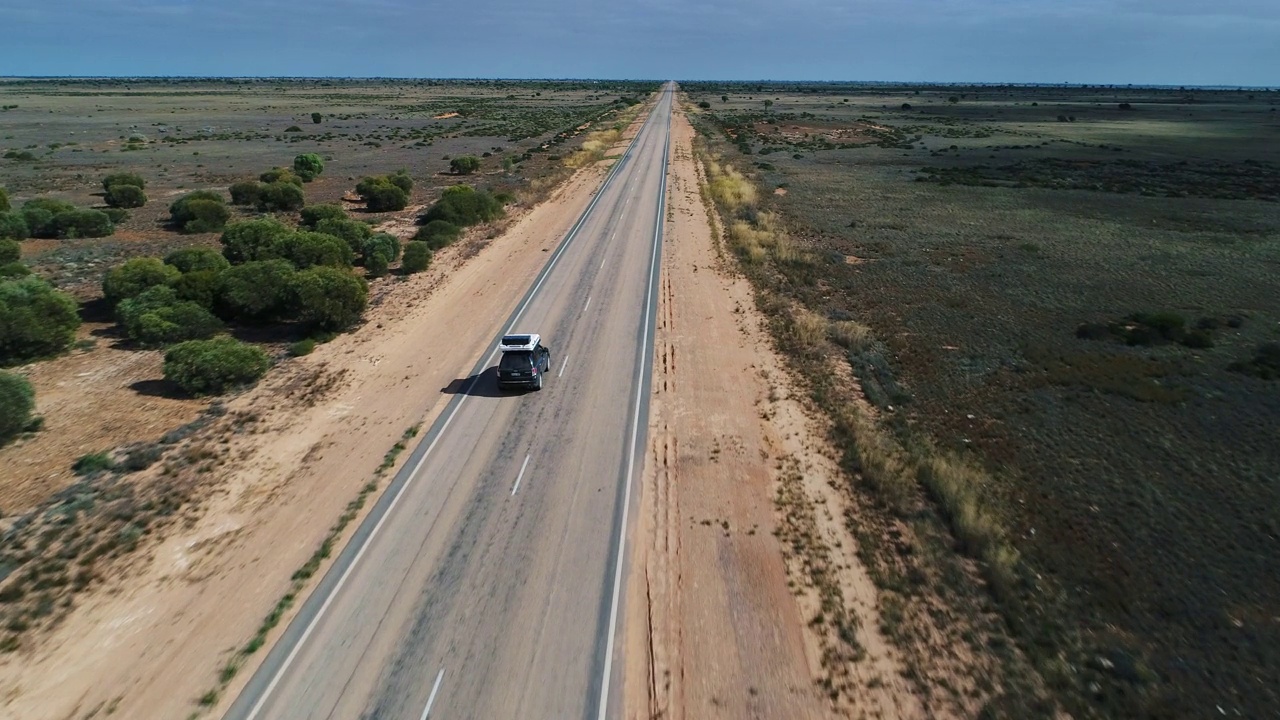 旅行公路旅行的场景，汽车驾驶直路在日落冒险穿越澳大利亚视频素材