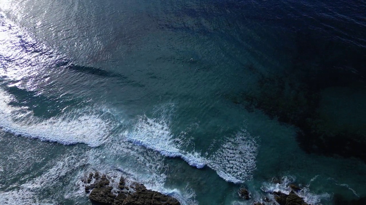 日落时海浪的俯视图视频素材