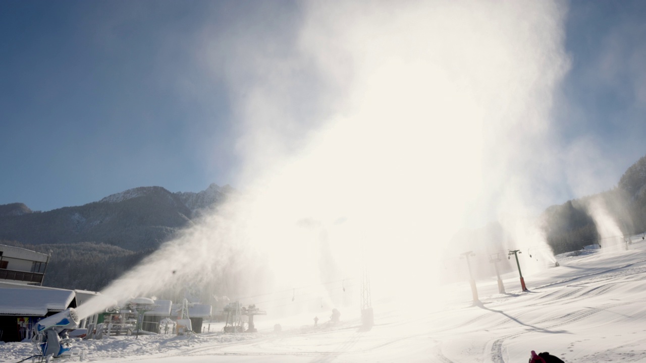 造雪机，造雪炮或造雪枪视频素材