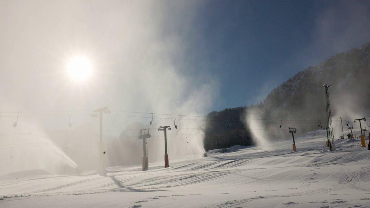 造雪机，造雪炮或造雪枪视频素材